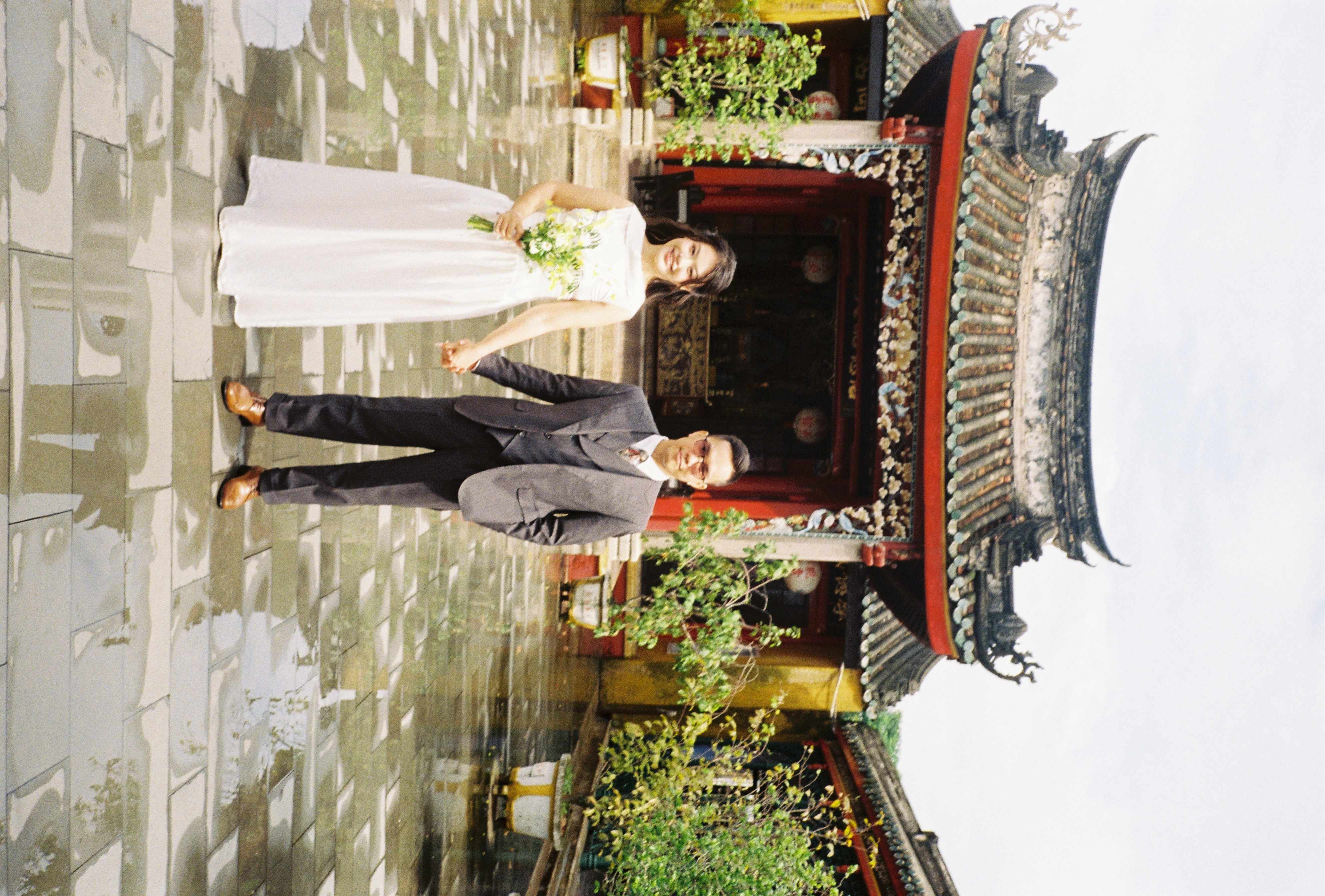 Trung & Hằng – elegant pose by lanterns