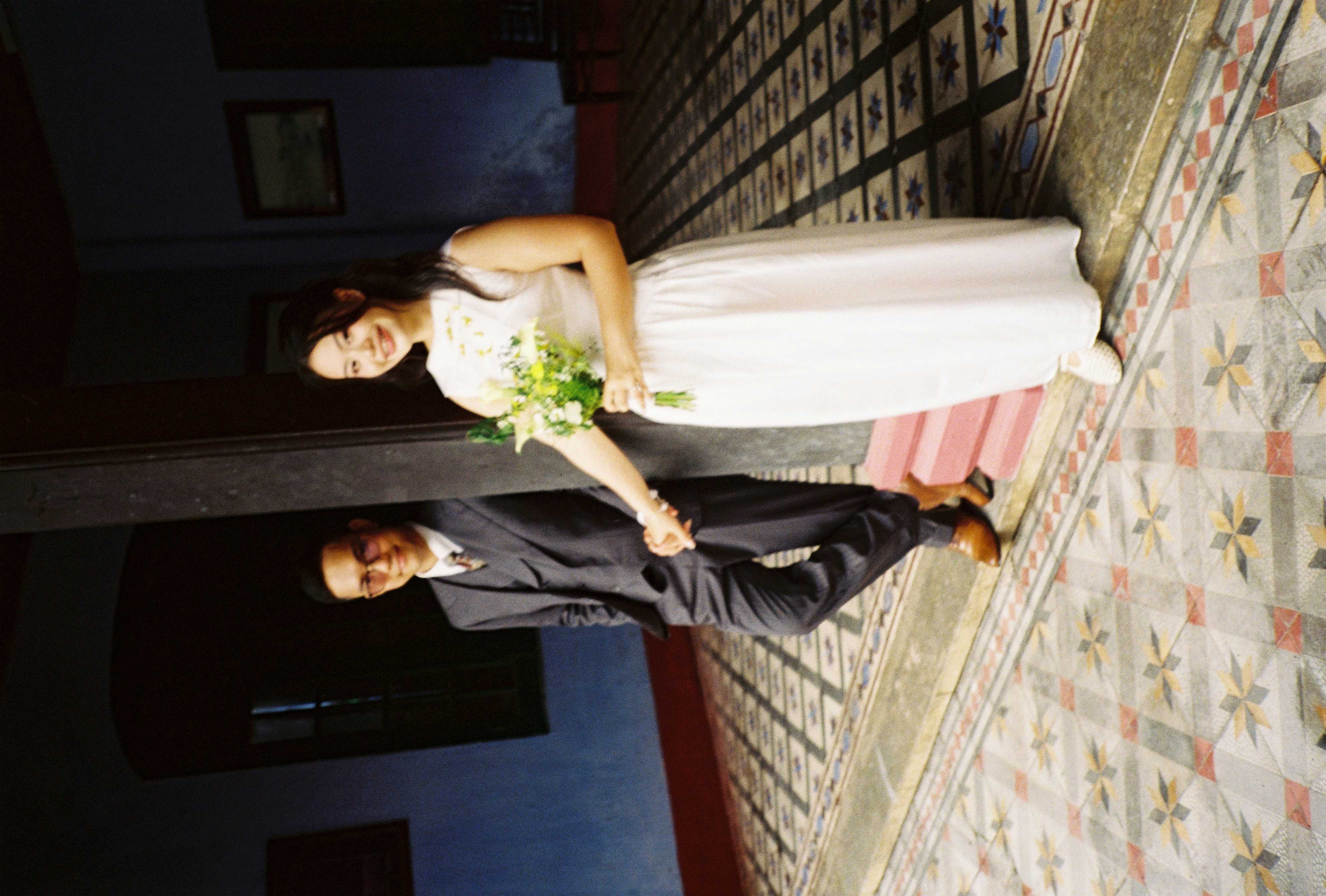 Trung & Hằng – romantic alley shot