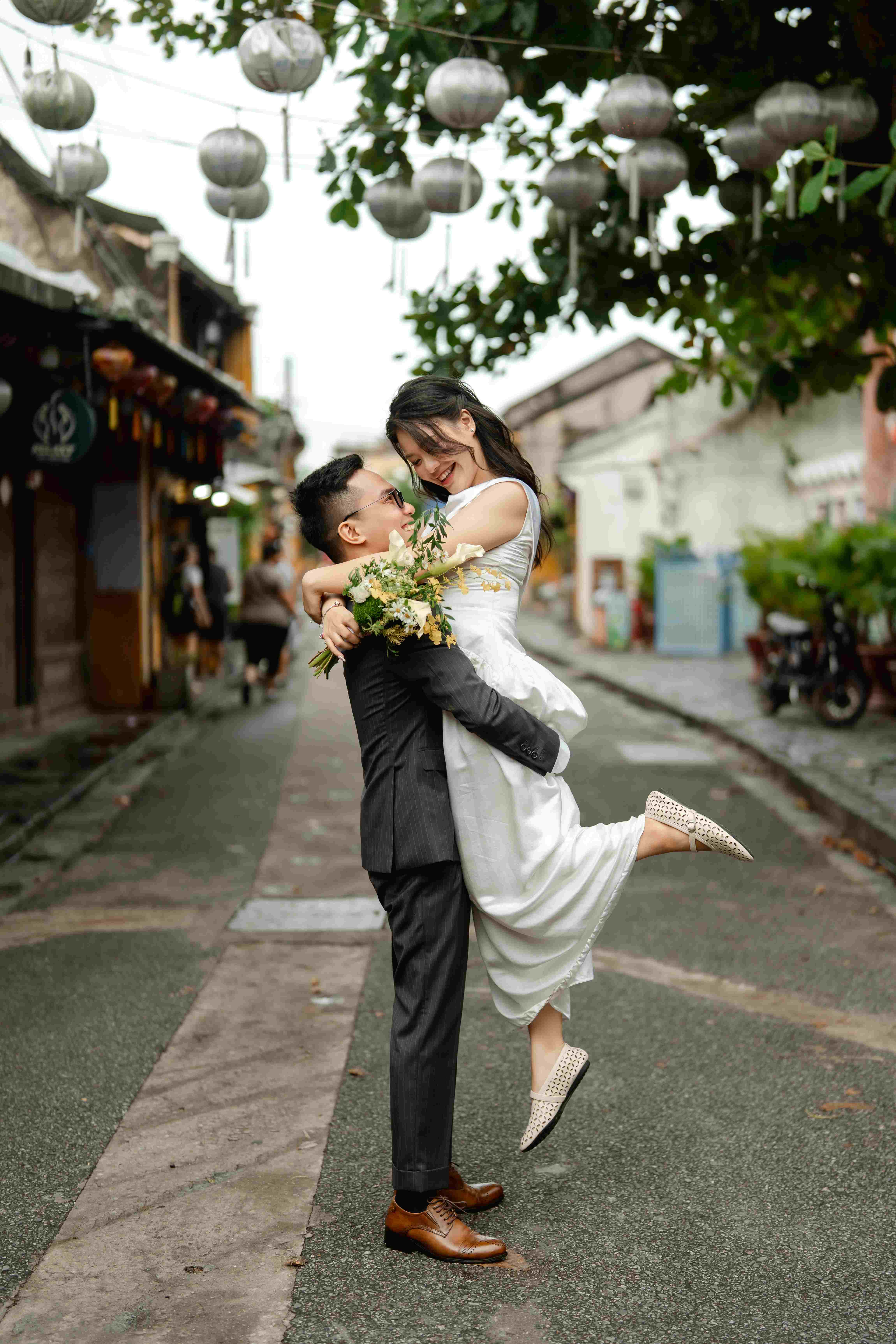 Trung and Hằng elegant vertical